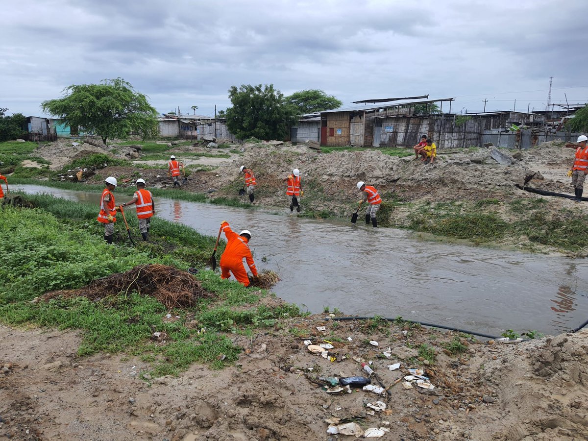 CCFFAA_PERU's tweet photo. #FFAAVelandoPorTi #Tumbes| El #CCFFAA, a través del Comando Operacional del Norte (CON) continúa trabajando en primera línea de respuesta ante los desastres naturales, con el fin de salvaguardar la vida de nuestros hermanos del norte del Perú. 1/2 https://t.co/ZZXl7PoYpl