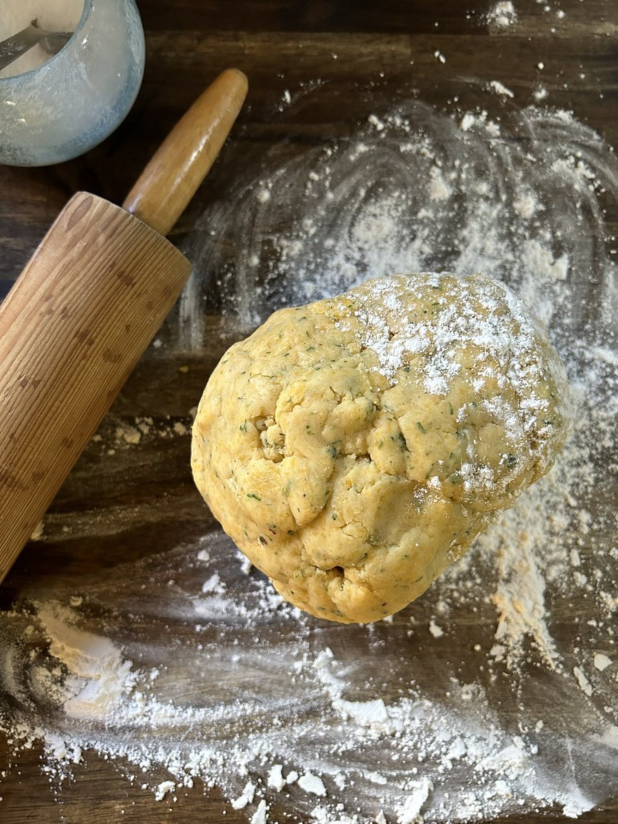 thesaltedtable's tweet photo. Cheddar & chive cheese straws.๐๐พ #bakingwithtst https://t.co/IdEWQpoFk6