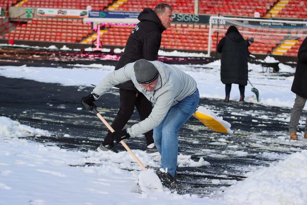 You know just a normal Saturday where the CEO, the Advisor to the board and the Manager shovel snow alongside members of the town. I love <a href="/Wrexham_AFC/">Wrexham AFC</a> with all my heart. 🏴󠁧󠁢󠁷󠁬󠁳󠁿