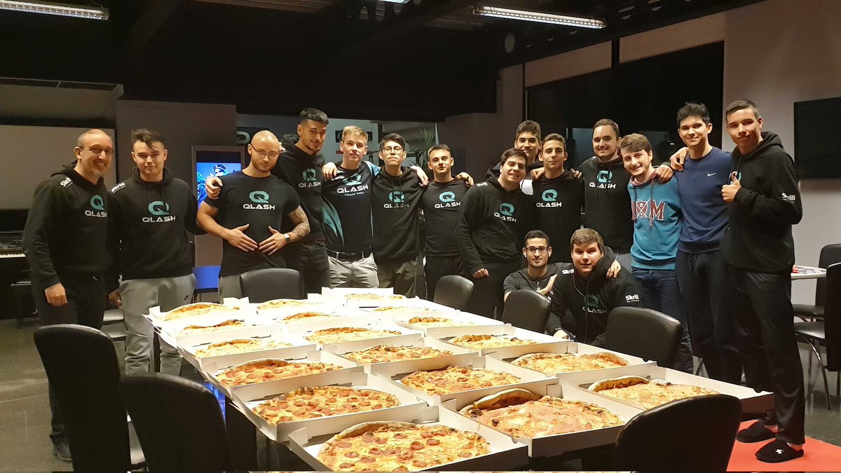 QLASH_MENA's tweet image. ما أجمل ليالي السبت.. مع القليل من البيتزا🍕

#WeAreQLASH #QLASH #pizza