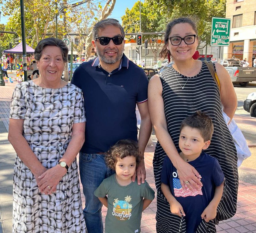 CarmenFreiRT's tweet photo. 🫶🏽 ¡Que bonito ha sido volver a hacer campaña y sentir el cariño de nuestra gente! 

😍 Hoy estuve en San Bernardo recorriendo la comuna y conversando con vecinos y vecinas que se suman a la construcción del #ChileQueQueremos 

Con el corazón llenito ¡continuamos! ✌🏽❤️ https://t.co/n1EIsBNCJs