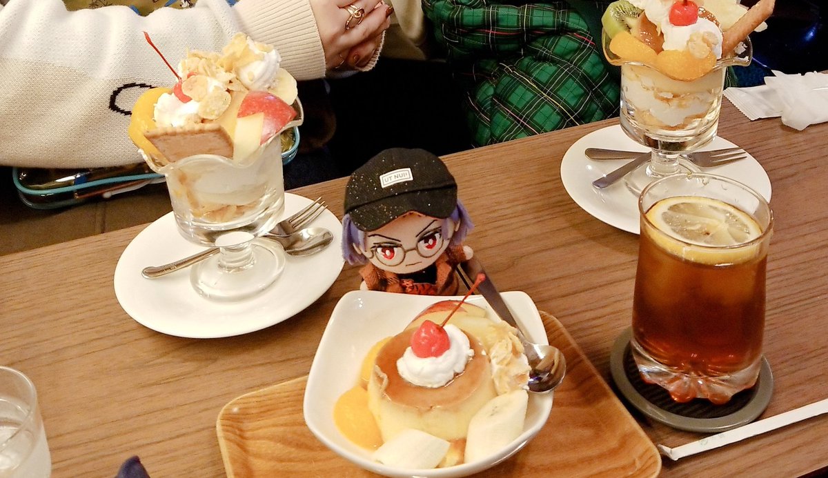 youeco__'s tweet photo. テーブルの上で好きにしてるろぬ。 https://t.co/j72HootzQz