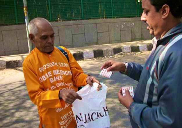 rons1212's tweet image. #1- Story of Medicine Baba who begs for medicines which are not in use in households and donates them to the poor who can’t afford.
He is unapologetic about begging on the streets for medicines &amp;amp; says if my begging can save lives, I shouldn’t bother. 
#Kindness365 

Pic - Google