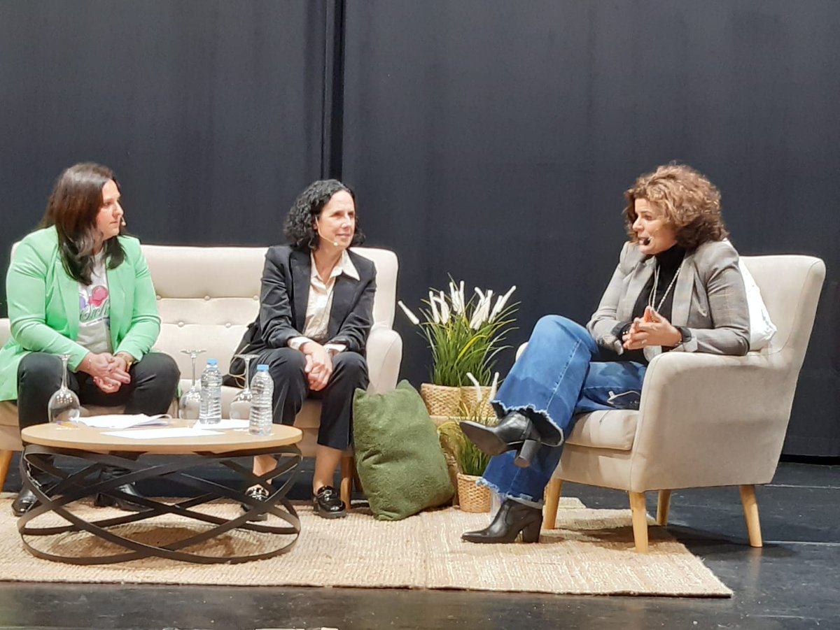 🟣 Xornadas de comunicación en igualdade en <a href="/AsPontes/">AsPontes</a> Qué luxazo coñecer a mulleres que como <a href="/LauraSeara/">Laura Seara Sobrado</a> <a href="/montserratboix/">Montserrat Boix</a>
<a href="/pardodevera/">.</a> <a href="/emmacidp/">emma cid</a> ou
<a href="/AnaPelaez/">Ana Peláez</a> son unhas #referentes. Mulleres q desde distintas responsabilidades traballan a prol da igualdade 💜