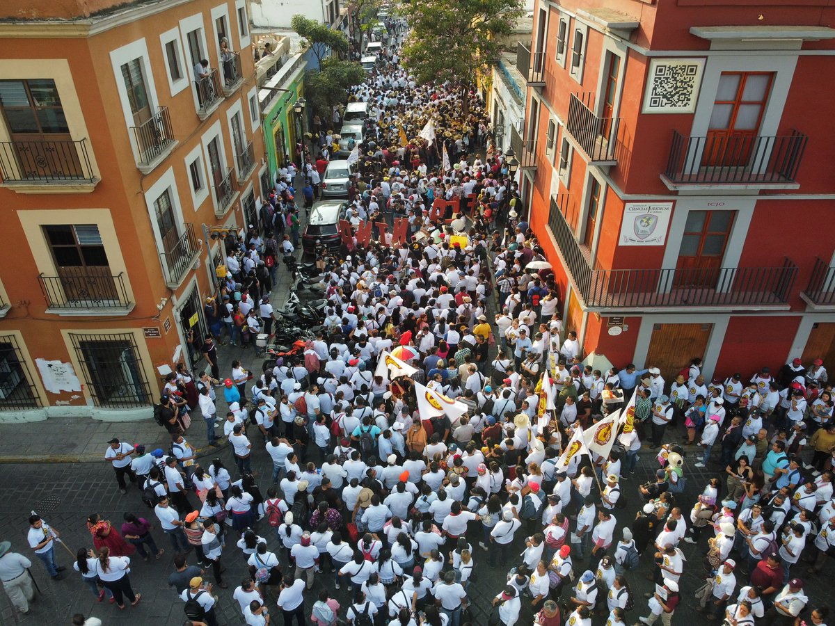 salomonj's tweet photo. Ayer, miles de oaxaqueñas y oaxaqueños salieron a las calles a acompañarnos a la calenda y después, en nuestro informe de 100 días de gobierno, nos dieron todo su respaldo. 

A ellas y ellos les digo GRACIAS. ¡Están del lado correcto de la historia! https://t.co/OgluiAzpjY