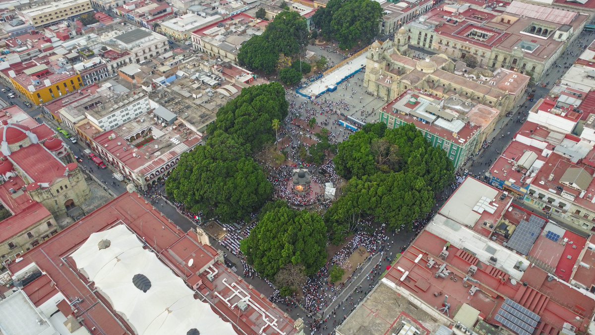 salomonj's tweet photo. Ayer, miles de oaxaqueñas y oaxaqueños salieron a las calles a acompañarnos a la calenda y después, en nuestro informe de 100 días de gobierno, nos dieron todo su respaldo. 

A ellas y ellos les digo GRACIAS. ¡Están del lado correcto de la historia! https://t.co/OgluiAzpjY