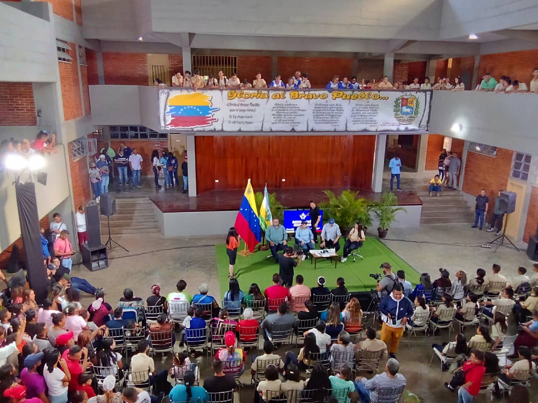 Gobernador <a href="/josemvasquez/">José Vásquez</a> inauguró Liceo HUMBOLDT en Calabozo con la Ministra <a href="/yelitzePSUV_/">Yelitze Santaella</a> #TrabajoYProgresoPorGuárico