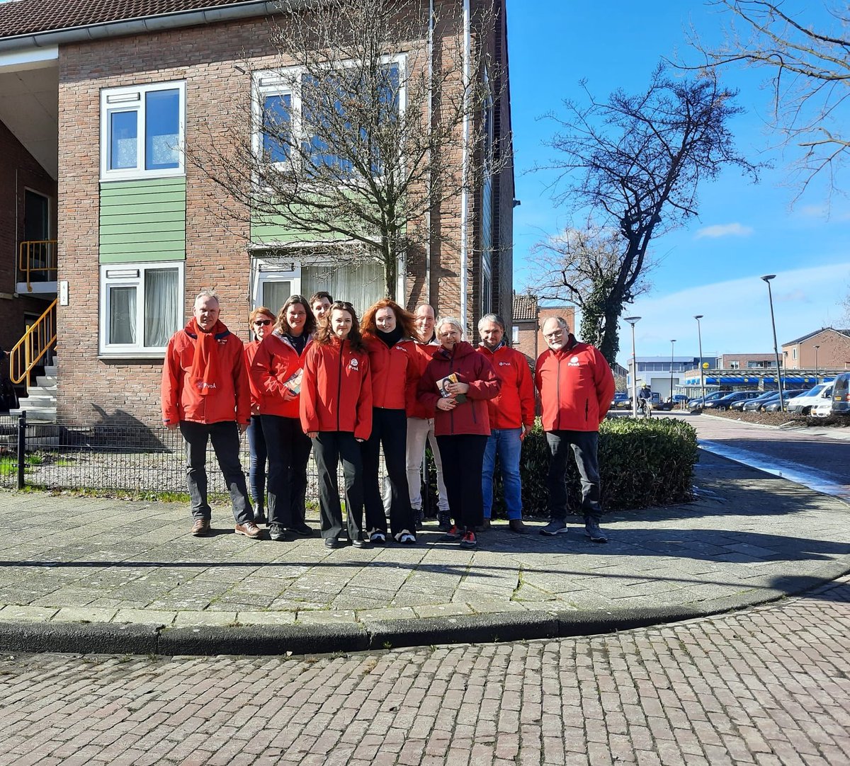 Deze laatste zaterdag voor de verkiezingen voerden we campagne voor <a href="/pvdaoverijssel/">PvdA Overijssel</a> langs de deuren en middenin de wijk Twekkelerveld met partijvoorzitter <a href="/emsent/">Esther-Mirjam Sent</a>, lijsttrekker @AnnemiekeWB en Enschedese kandidaat <a href="/EmmaPeetsma/">Emma Peetsma</a>🌹 #kiessociaal