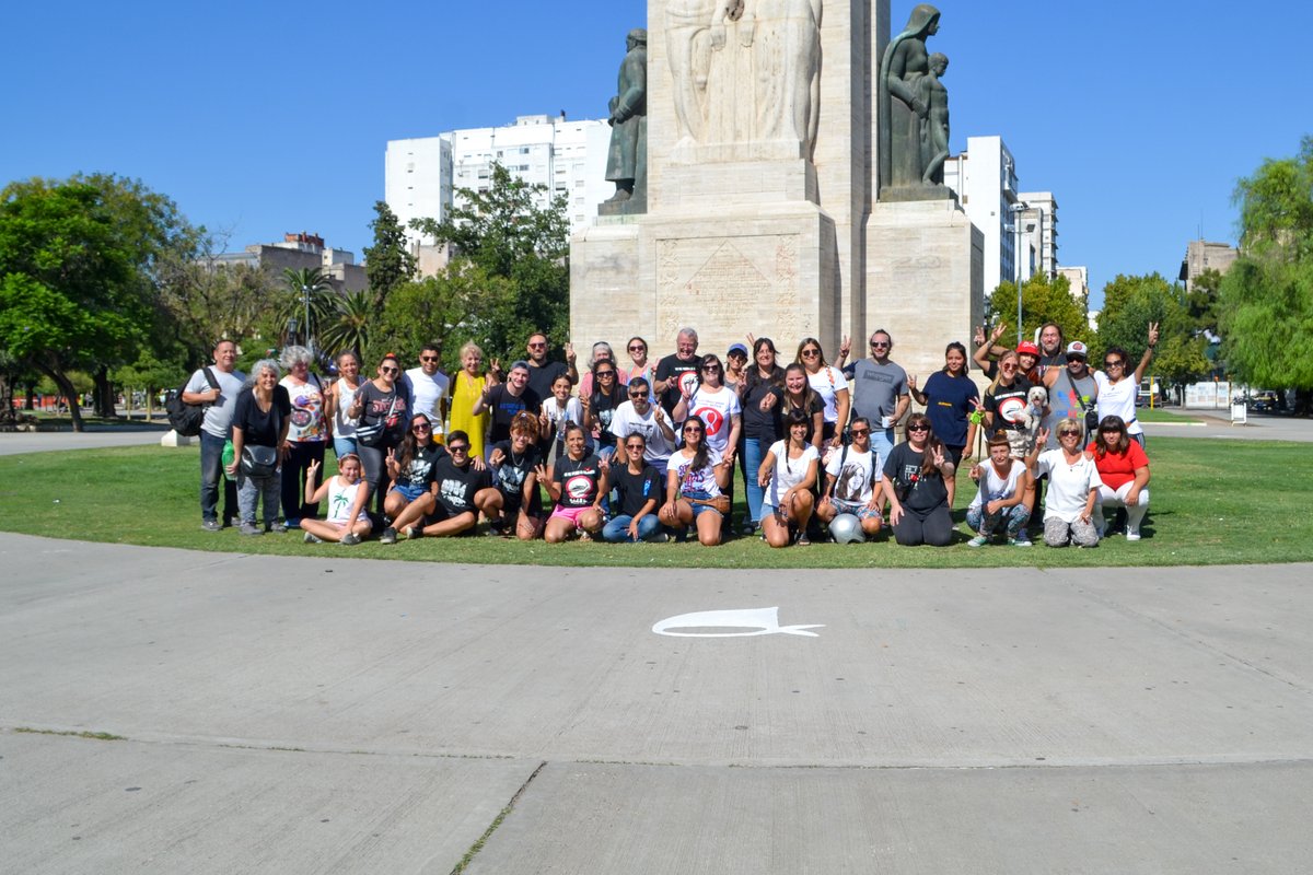 #MesDeLaMemoria • Como cada año, los Organismos de DDHH de #BahíaBlanca nos reunimos para repintar los pañuelos de la Plaza Rivadavia junto con compañerxs y vecinxs integrantes de la Mesa por el Juicio y Castigo. 🤍

#MemoriaVerdadYJusticia #Son30Mil