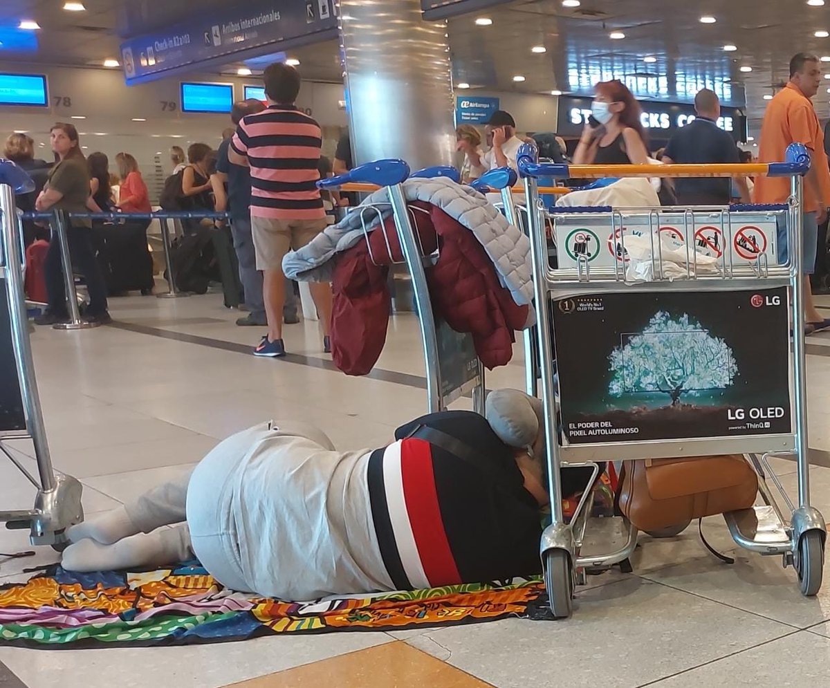 hamahuaqa's tweet photo. @TNFamosos @todonoticias MILES DE PASAJEROS VARADOS Y SIN RESPUESTA. NECESITAMOS QUE RESUELVAN YA! @ANACargentina @Avianca @AerocivilCol @ComisionPrimera @sicsuper @petrogustavo @CathyJuvinao @DuvalierSanchez @MinistroReyes @VivaAirCol @Aerolineas_AR @LATAM_CO @todonoticias @infobae @infopresidencia https://t.co/I5Us22wAfi