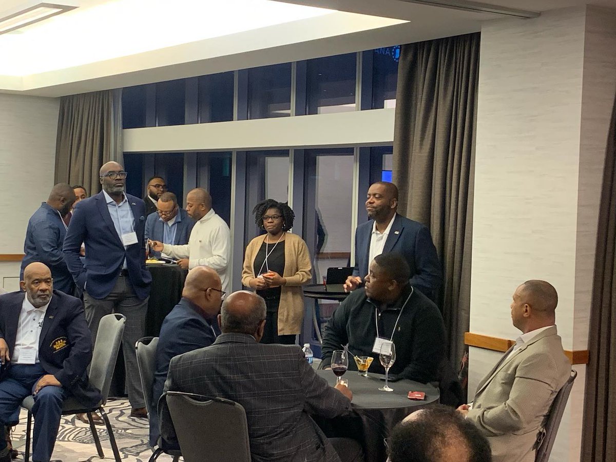 100BlackMen's tweet photo. 100 Black Men of America Midwest District hosting its inaugural summit today. #ForwardFocus
#Midwestdistrict #100BMOA https://t.co/9UsVrGyMz8