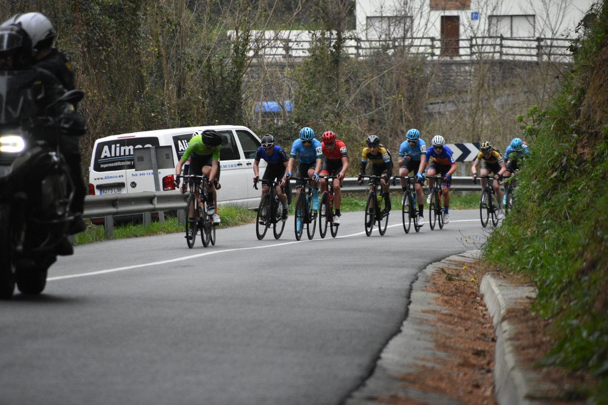 ℹ️ En plena disputa la XLI Aitxekutz Saria de Berriatua. 
👉 Tras 36 km, Dani Díaz rueda en un 'sexteto' cabecero. A 30" viene un grupo de unas 30 unidades donde viajan el resto de los corredores del equipo. 
 [📷 <a href="/AlimcoCampyTeam/">ALIMCO-CAMPAGNOLO</a> 🙏]
#BornFromPassion #EquipoJunior
