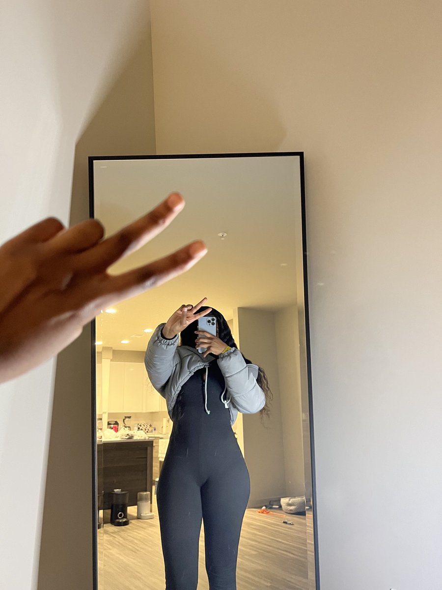 _msftss_'s tweet photo. she got no waist😮‍💨 https://t.co/CuUe1KRGM7