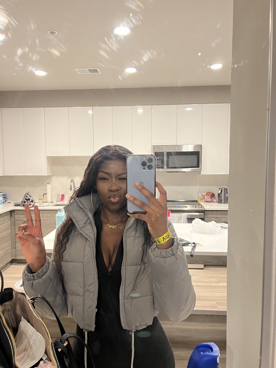 _msftss_'s tweet photo. she got no waist😮‍💨 https://t.co/CuUe1KRGM7