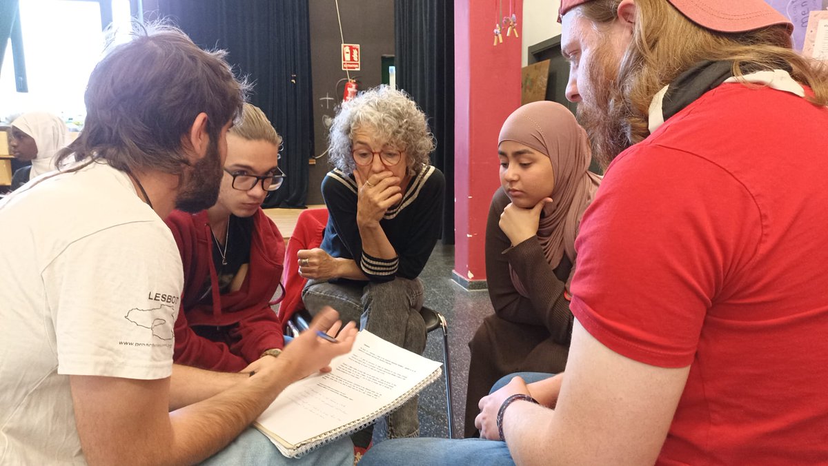 EducaSalt's tweet photo. La dinàmica, a partir de supòsits de famílies que han triar escola, ens ha permès evidenciar les conductes familiars, els prejudicis, i la necessitat de polítiques educatives que equilibrin les escoles.
#CompartimSalt #CompartimEscola https://t.co/y0VsHpTvdS