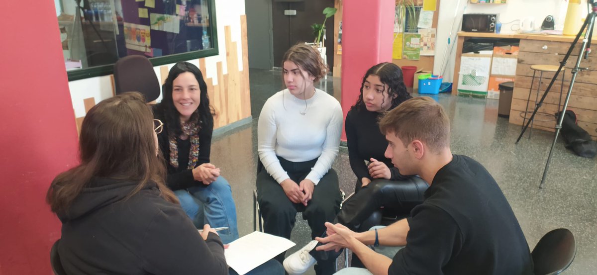 EducaSalt's tweet photo. La dinàmica, a partir de supòsits de famílies que han triar escola, ens ha permès evidenciar les conductes familiars, els prejudicis, i la necessitat de polítiques educatives que equilibrin les escoles.
#CompartimSalt #CompartimEscola https://t.co/y0VsHpTvdS