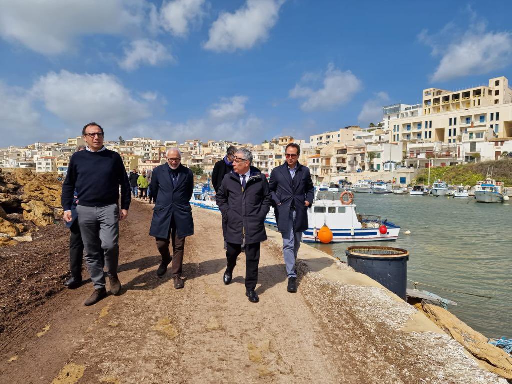 AlessandArico's tweet photo. Oggi ci siamo spostati sulla provincia di #Trapani per visitare il porto di #MarinelladiSelinunte, che ha bisogno di interventi urgenti, insieme al deputato del collegio Nicola Catania, al sindaco di #Castelvetrano e a Davide Brillo.

#trasporti #Siciliaincorsa #governoSchifani https://t.co/Dkl3wcfMwS