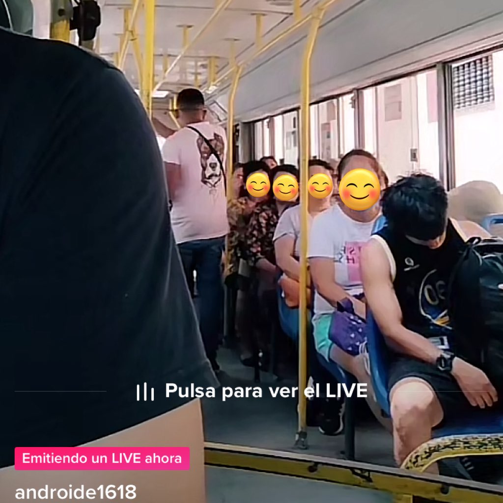 koominrm's tweet photo. acabo de ver por tercera ocasión el live del señor que va manejando un bus y va poniendo las canciones de los chicos, se podría decir que está haciendo stream desde yt ya que se escucha la intro… señor, tiene mis respetos🥹🫶🏻 https://t.co/F7KV8JuP3B
