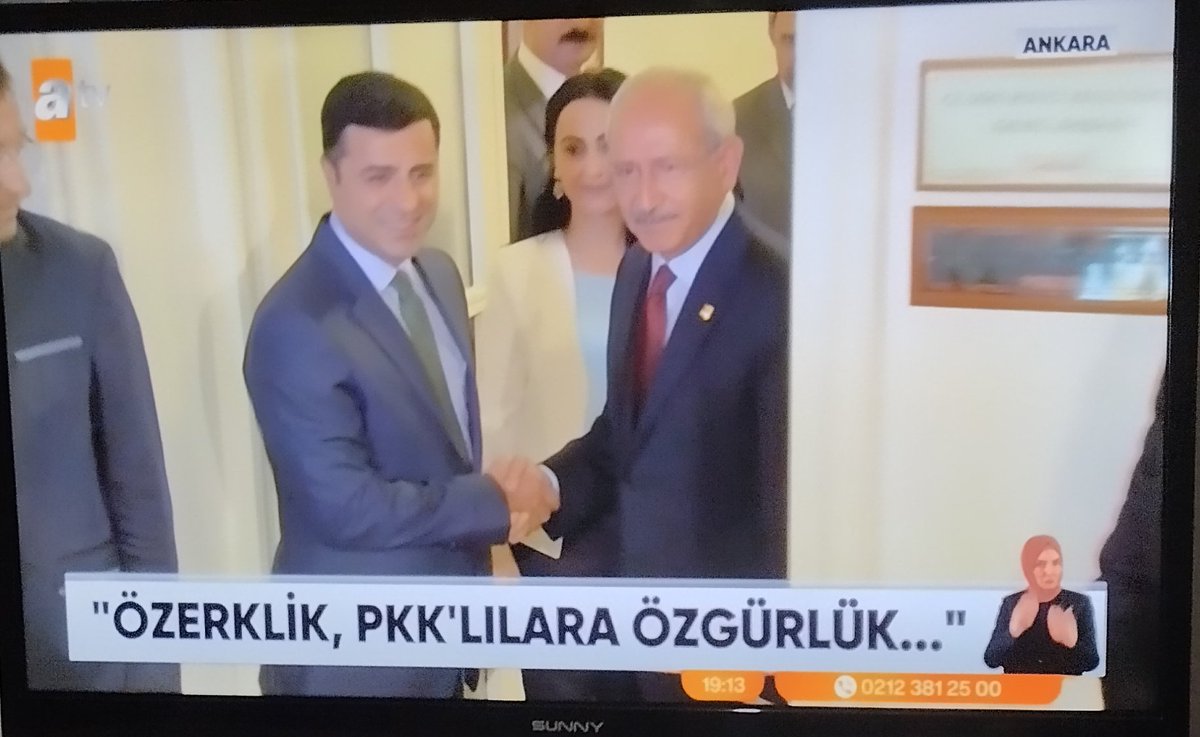Bu ne REZİLLİKTİR ya PKK ile aynı masada nasıl olunabilir siz nasıl Millet ittifakısınız nasıl Milliyetcisiniz böyle mi VATAN başına geçip Ülkeyi ayağa kaldıracaksınız böle mi Vatan savunacaksınız YETERİNCE REZİL OLDUNUZ HİÇ ÇIKMAYIN EKRANA <a href="/herkesicinCHP/">CHP 🇹🇷</a> <a href="/iyiparti/">İYİ Parti</a> @T_Karamollaog