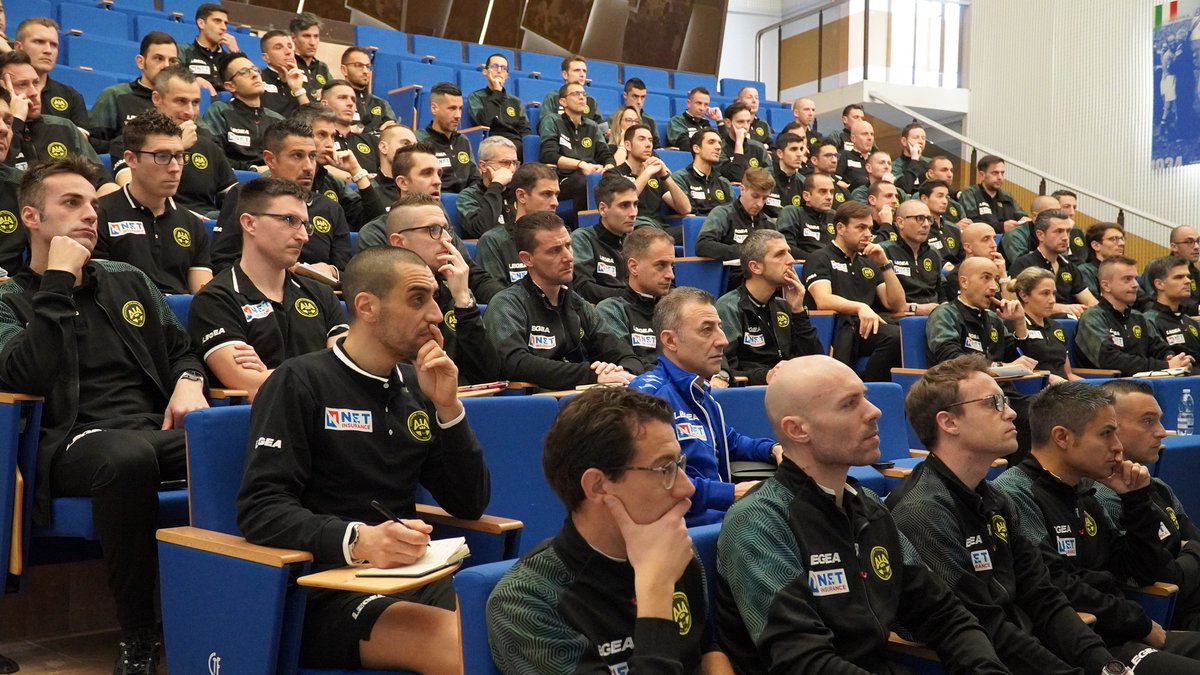 AIA_it's tweet photo. Dopo quello degli #arbitri, svolto la scorsa settimana, il Centro Tecnico Federale di #Coverciano ha ospitato il raduno degli assistenti di #SerieA e B. Due giornate caratterizzate da sedute di allenamento e riunioni tecniche in aula. Leggi la news: https://t.co/alXiSp4TrI #AIA https://t.co/KjPKwrND9Z