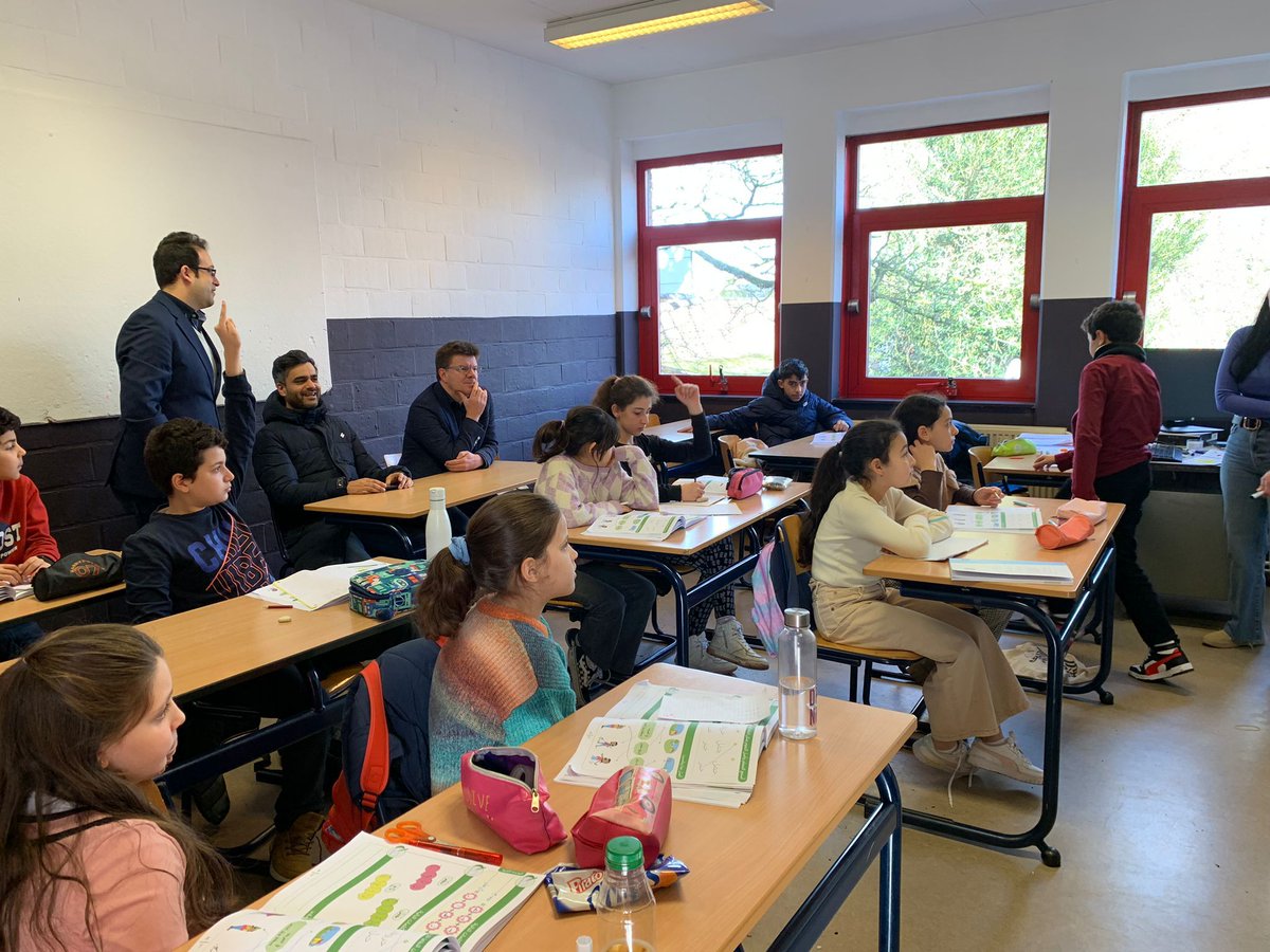 svengatz's tweet photo. 📚 Het ALEF-programma stelt onze ketjes in staat Arabisch te leren in @GO_onderwijs
"Chokran" pour cette belle immersion linguistique dans une classe d’école à Anderlecht!
Let's BeTalky@school! 
@VUBrussel 
#BeTalky #Mulilingualism #Meertaligheid #Multilinguisme #BXL https://t.co/oqEG4MnJb5