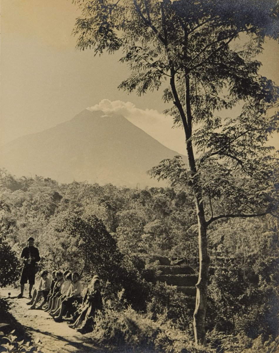 potolawas's tweet photo. ⤵️⤵️⤵️
De Merapi op Midden-Java, circa 1935.
•
📸: Leiden University Libraries
•
#potolawasyogyakarta #potolawasklaten #potolawasboyolali #potolawasmagelang #potolawassleman #merapi #merapimountain #merapinews #merapi #merapierupsi https://t.co/g9KfNJqthi