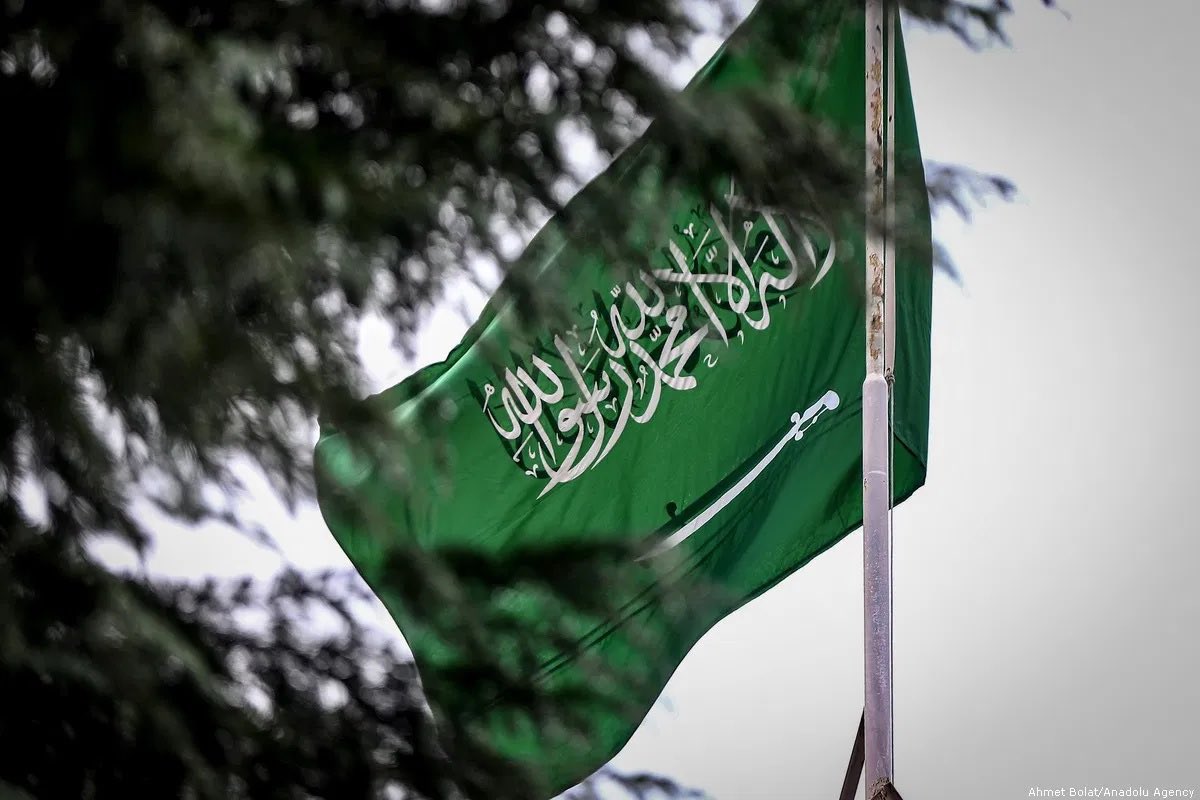 يا بيرق التوحيد أخفق ليوم الحساب 
دونك الشعب السعودي عينه ما تنام 💚🇸🇦