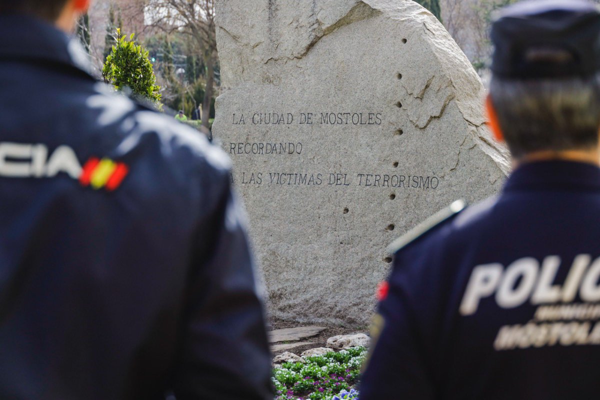 AytoMostoles's tweet photo. #Móstoles recuerda a las víctimas de los atentados del #11M2004 en un emotivo homenaje. Contra la violencia y la barbarie, ellas estarán siempre en nuestra memoria. Todo nuestro cariño a las familias de l@s asesinad@s y a l@s supervivientes. https://t.co/K3M4kOwiC9