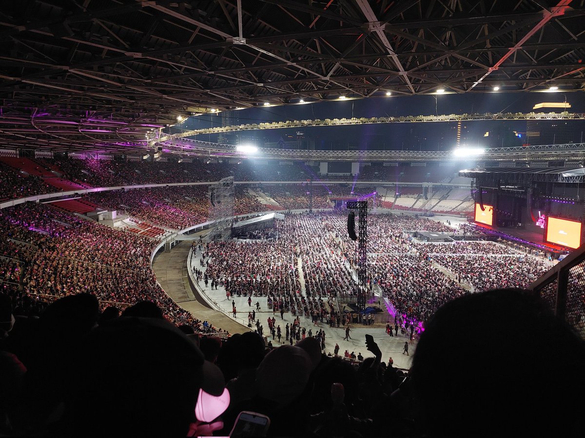 honorslisa's tweet photo. THE CROWD IS INSANE 😰

#BORNPINKinJAKARTA https://t.co/lOkt07ZLlP
