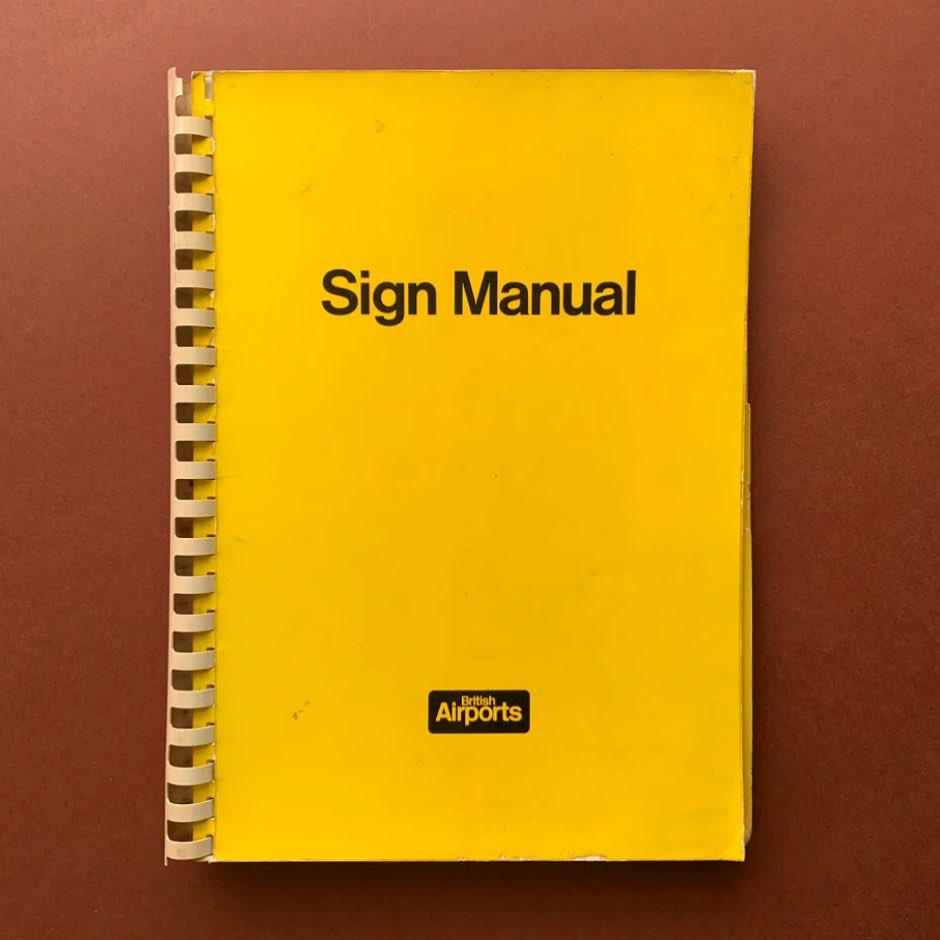 ThePrintArkive's tweet photo. NEW STOCK https://t.co/uLNGIYW9xA

British Airports Sign Manual
Kinneir Calvert
1979

#theprintarkive #indiebookstore #designbook #graphicdesignbook #designguidelines #graphicstandards #standardsmanual #visualidentity #vintagesignage #airportsignage #signageguidelines #britishairports #britishairportsauthority #margaretcalvert #jockkinnier #kinneircalvert @JockKinneir_Lib #heathrowairport @HeathrowAirport #airportsign