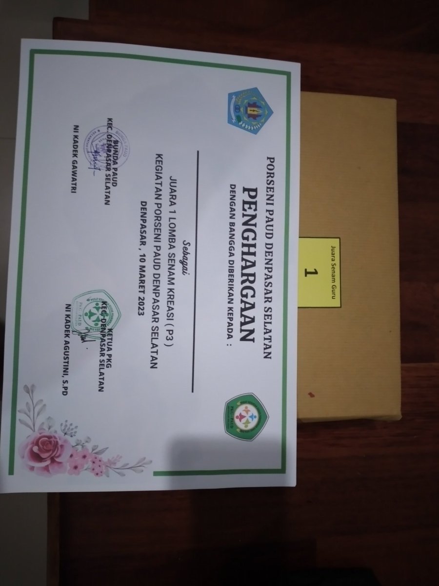 Lumayan bnyk pnya sertifikat ginian wkwkwk juara mekekawin... juara senam paduan suara sampe tingkat provinsi mewakili denpasar dan sertifikat pelatihan2 guru😅 kdang gw mkir bnyk sertifikat ga sukses2🤣 yg gw butuhin sertifikat sertifikasi guru ga dpt2 wakakakaka