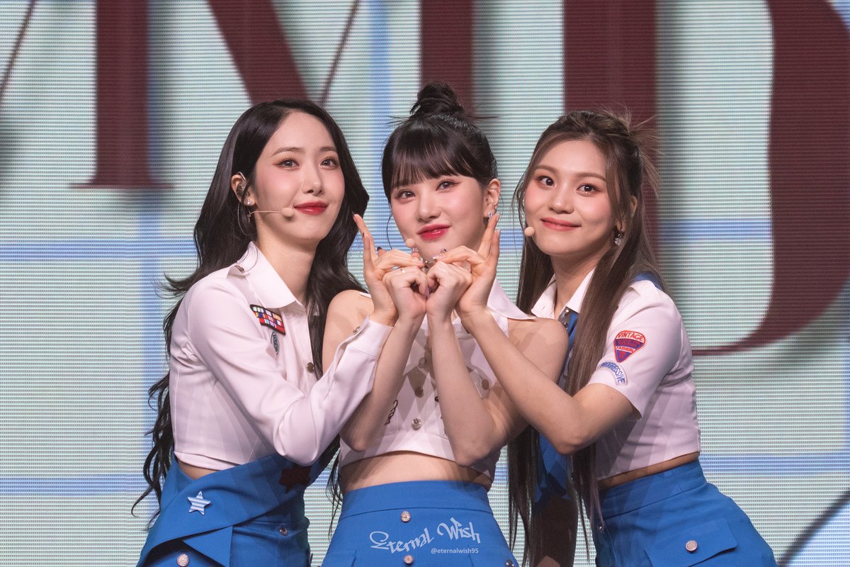 EternalWish95's tweet photo. 오랜만이에요🤍
230225 THE 1ST VIVD DAYZ in HONG KONG
#은하 #Eunha #신비 #Sinb #엄지 #Umji #비비지 #Viviz https://t.co/jcbCK6iEpw