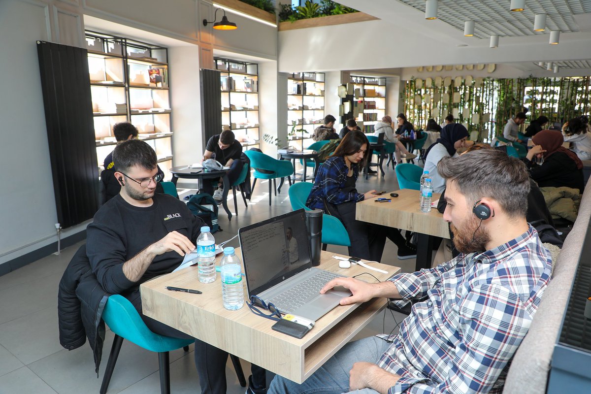 talasbelediyesi's tweet photo. 📚 Kütüphanelerimiz online eğitimde de öğrencilerin yanında. 

Kahramanmaraş merkezli gerçekleşen deprem felaketinin ardından uzaktan eğitim sistemine geçilmesiyle kütüphanelerimiz sunduğu hizmetlerle öğrencilerimizin odak noktası oldu. 🙋🏻‍♂️🙋🏻‍♀️ https://t.co/eJ3uPtr6MM