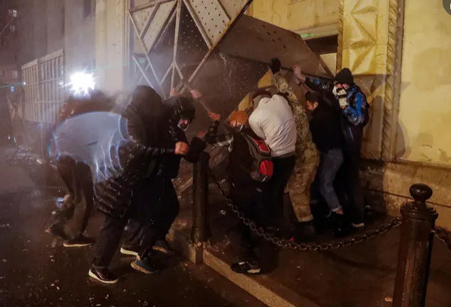 FuBiang's tweet image. Protesters set up barricades in front of the parliament building in Tbilisi to protest a "foreign agent" law that Georgia's parliament plans to pass. Georgia's ruling party says it will drop its bill amid fierce opposition.