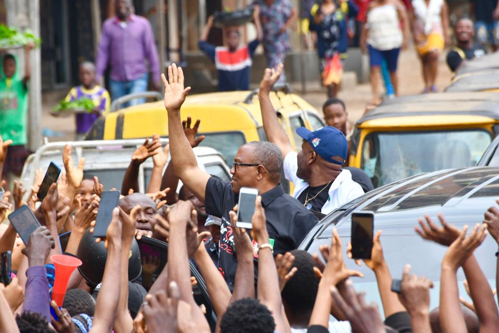 Bedezeugo's tweet image. On a private visit, H.E. Peter Obi passed through Ogbaru LGA; at Odekpe Market, he met mammoth crowd eager to greet him, ... unannounced 😳😳👏👏

#ObiIsComing

-----------------------------------------
Gbadebo Rhodes Vivour #DataCleaningChallenge #OccupyINECNow Tinubu and Atiku