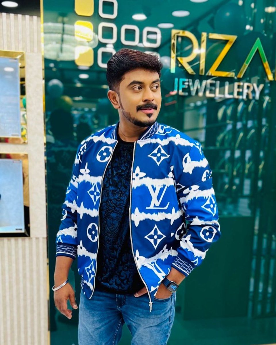 DAVIDBALA333's tweet photo. மலேசியாவில் Rizan Bullion &amp; Jewellery கடை திறப்பு விழாவில் அதன் உரிமையாளரும் திரைப்பட தயாரிப்பாளருமான @Kalaimagan20 அவர்களுடன் மக்கள் நாயகன் அஸீம் 😍

#MakkalNayaganAzeem
#Malaysia #Azeem
#BiggBossTamil    
#BiggBossTamil6
#BiggBoss6Tamil

@actor_azeem https://t.co/HcWMpQn8pJ