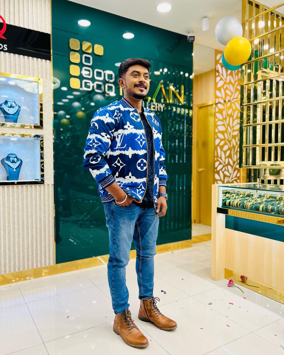 DAVIDBALA333's tweet photo. மலேசியாவில் Rizan Bullion &amp; Jewellery கடை திறப்பு விழாவில் அதன் உரிமையாளரும் திரைப்பட தயாரிப்பாளருமான @Kalaimagan20 அவர்களுடன் மக்கள் நாயகன் அஸீம் 😍

#MakkalNayaganAzeem
#Malaysia #Azeem
#BiggBossTamil    
#BiggBossTamil6
#BiggBoss6Tamil

@actor_azeem https://t.co/HcWMpQn8pJ