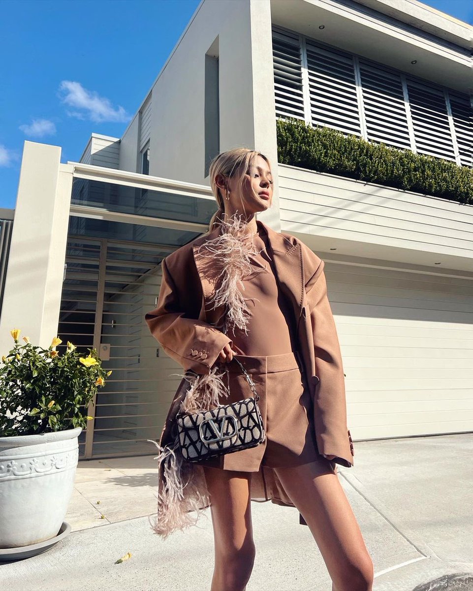 liIyhatesyou's tweet photo. Cheers to the weekend 🥂 wearing @MaisonValentino
The SS23 #UnboxingValentino collection which is available in store
#locobag #ValentinoGaravani https://t.co/SQ2BrbeFmk