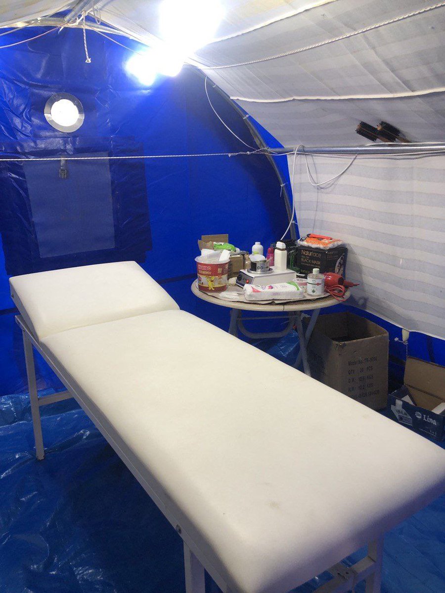 Depremin üzerinden bir ay geçti, kurduğumuz yaşam alanımızda tüm yaşamsal ihtiyaçlarımıza örgütlü bir dayanışmayla çözüm üretmeye devam ediyoruz.

Kişisel hijyen ve bakım ihtiyaçlarımızı karşılayabilmek için koordinasyon merkezimize bir kişisel bakım çadırı kurduk.