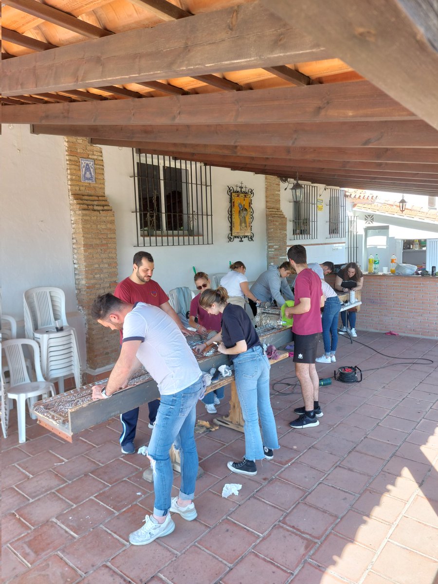 MonteCalvario's tweet photo. ◽ Jornada de albacería en la ermita del Monte Calvario. #JuventudMonteCalvario #CofradíasMLG https://t.co/6vNpdR1HAr