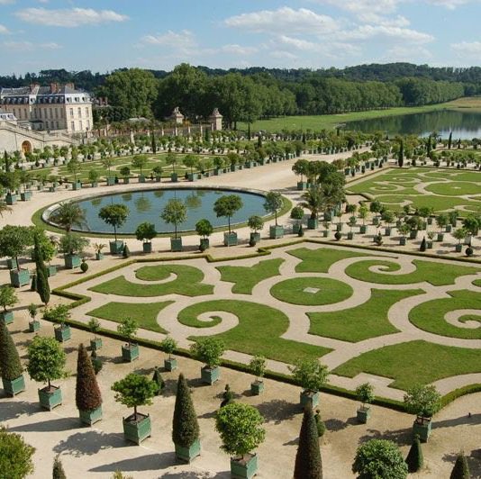 フランス庭園の幾何学模様の水生建築要素