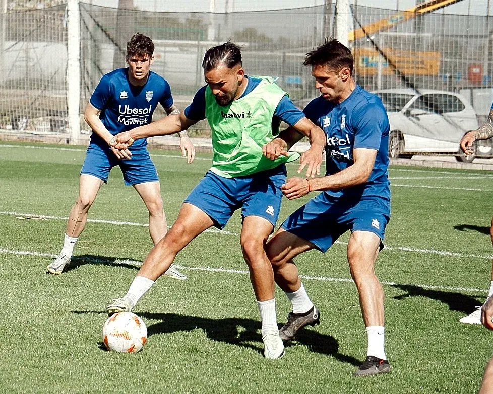 Atzeneta_UE's tweet photo. ¡Última sesión de trabajo de la semana! 

Preparados para visitar Los Arcos 🏟⚔️

•••

Última sessió de treball de la setmana! 

Preparats per a visitar #LosArcos 🏟⚔️

#UnPobleUnEquip 🧡 https://t.co/yh8HUYeqjj