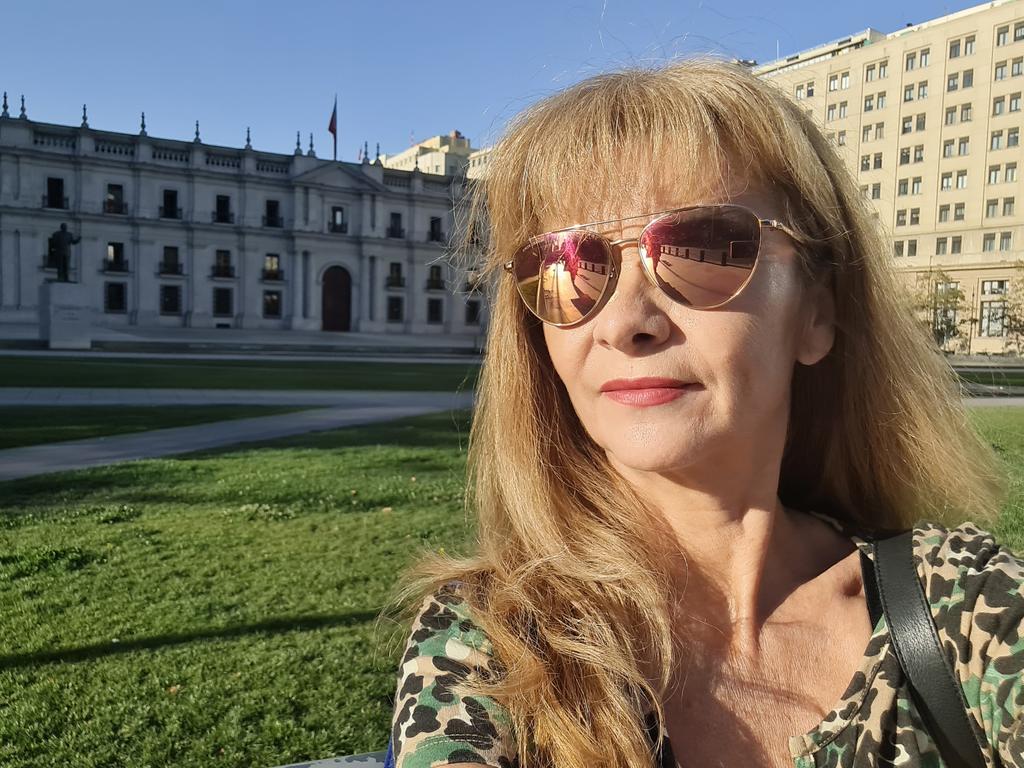 XimPatriota's tweet photo. Desde temprano en la Moneda, en la manifestación para q se vaya el Merluzo
#RenunciaBoric https://t.co/qWDqAHfTvc