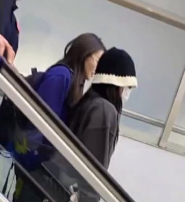 thvaespa on Twitter: "jennie wearing the hat she had seen wearing on