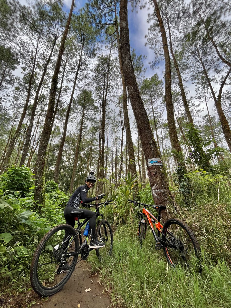 AzizSan44's tweet photo. Lost in the right direction

#StoneCityRider #MTBIndo #MTBMalang #MTBBatu #Polygon #Nature https://t.co/pgmk1UbOfn