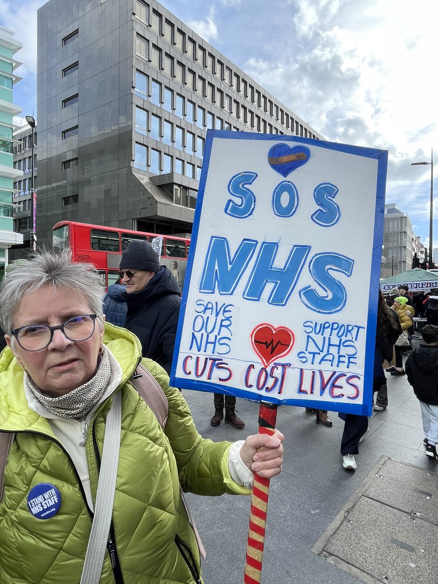 paulapeters2's tweet image. #NHSSOS

Out on the streets of London for #NHSSOS demo