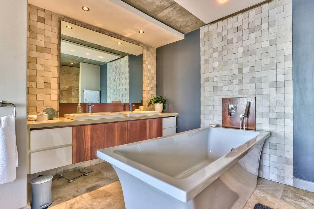 PropertyBaskett's tweet photo. Jacob's Ladder
Location:  Cape Town, Western Cape
Price: R 19,800 /2-night for 8 guests.
Entire Villa ideal for a travel group of 8, Check out more details here https://t.co/N2AGA5sGWB.
https://t.co/Z5UnHNglKk
#malema 
#Stage1 
#CapeTown https://t.co/59kIjlrHpB