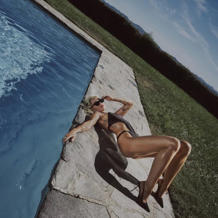 PopBase's tweet photo. Miley Cyrus debuts 11 songs from ‘Endless Summer Vacation’ on Global Spotify:

#1. Flowers — 9.15M
#11. River — 3.6M
#36. Jaded — 2.3M
#56. Rose Colored Lenses — 1.9M
#66. Thousand Miles — 1.8M
#82. You — 1.6M
#90. Muddy Feet — 1.57M
#98. Handstand — 1.52M
#99. Violet Chemistry — 1.51M
#138. Wildcard — 1.3M
#164. Island — 1.2M