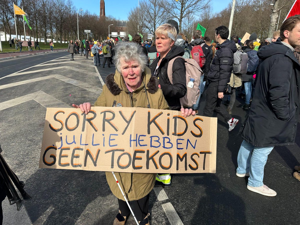 NLRebellion's tweet photo. Wat doet een waterkanon bij een demonstratie van grootouders en kleine kinderen? @GemeenteDenHaag @POL_DenHaag. #A12 #StopFossieleSubsidies #Demonstratierecht https://t.co/6nJmEHpe82