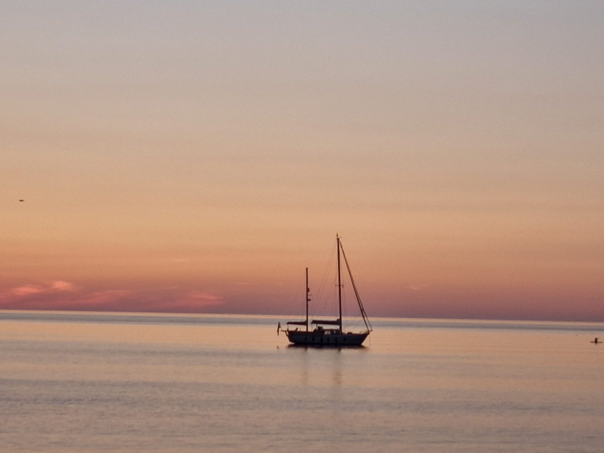 HopePortrush's tweet photo. Sunsets and sailboats at Portmagic
@AbhainnCruises  @VisitCauseway  @ https://t.co/C7Xbm7arRW